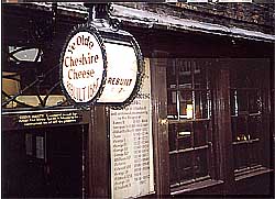 Ye Olde Cheshire Cheese pub i London.Tavlan är inte en meny utan en lista över de 16 engelska regenter puben överlevt.