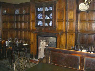 Träpanel o öppen spis på  Ye Olde Cheshire Cheese