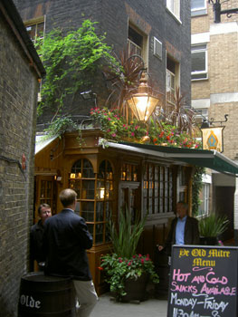 Puben Ye Olde Mitre ligger undangömd i en gränd i London