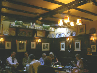 Bottenplanet på den lilla puben Ye Olde Mitre i London består av två rum samt bar